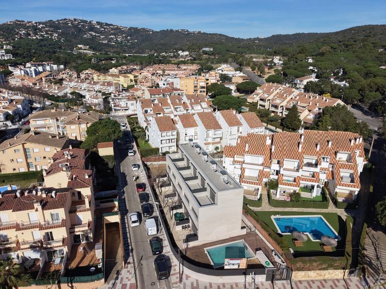 Venta: Chalet pareado en playa de aro con terraza