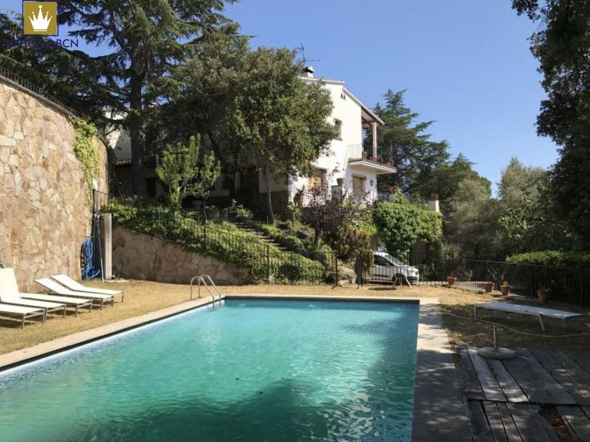 TORRE EN CABRILS en parcela grande con piscina y frontón