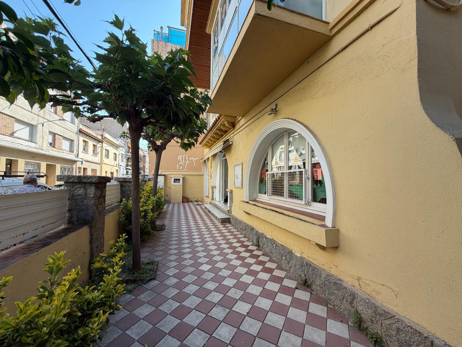 OPORTUNIDAD ÚNICA EN PREMIÀ DE MAR — Edificio con múltiples posibilidades de uso