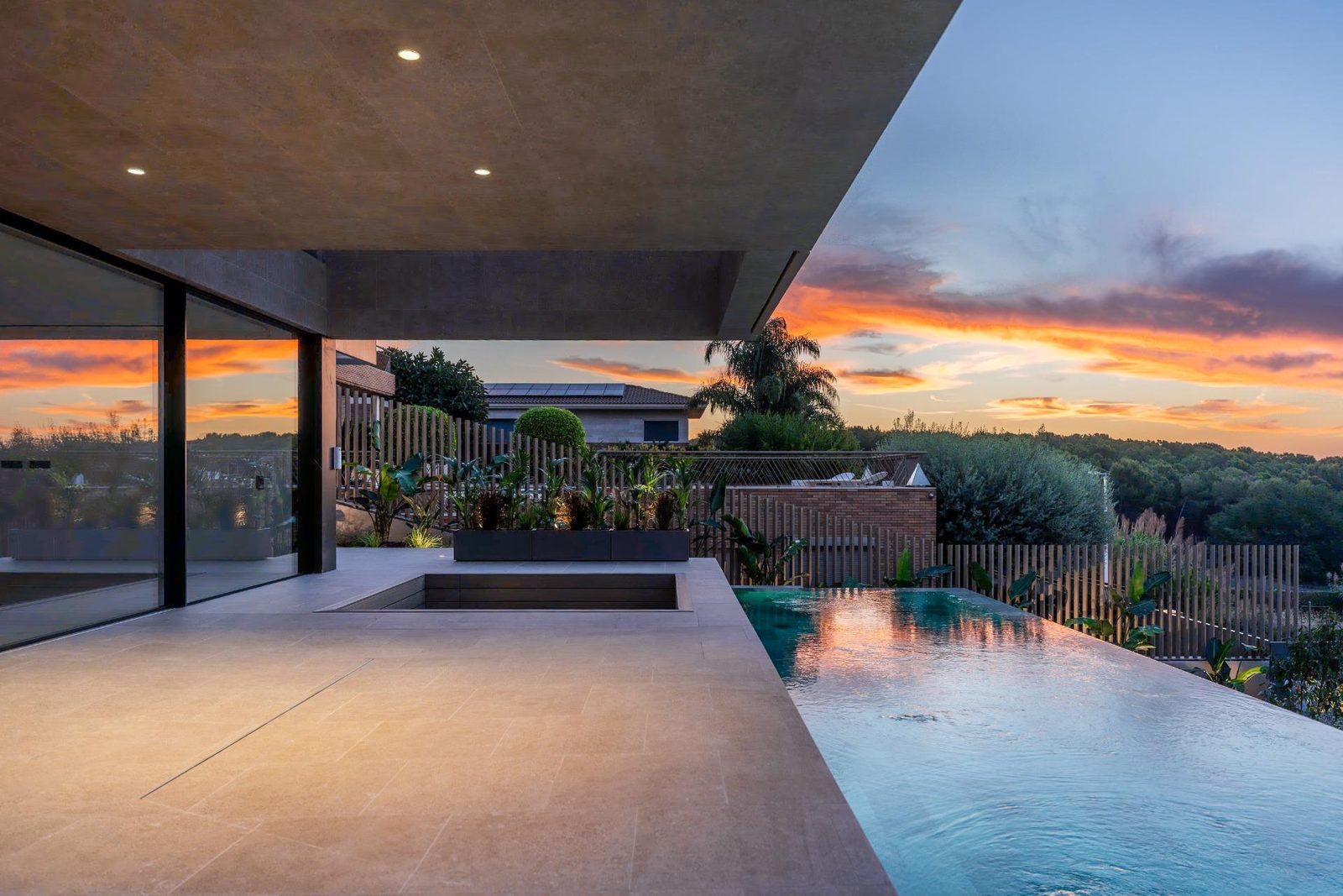 Villa de lujo de obra nueva con piscina, ascensor y vistas panorámicas al mar en Teià