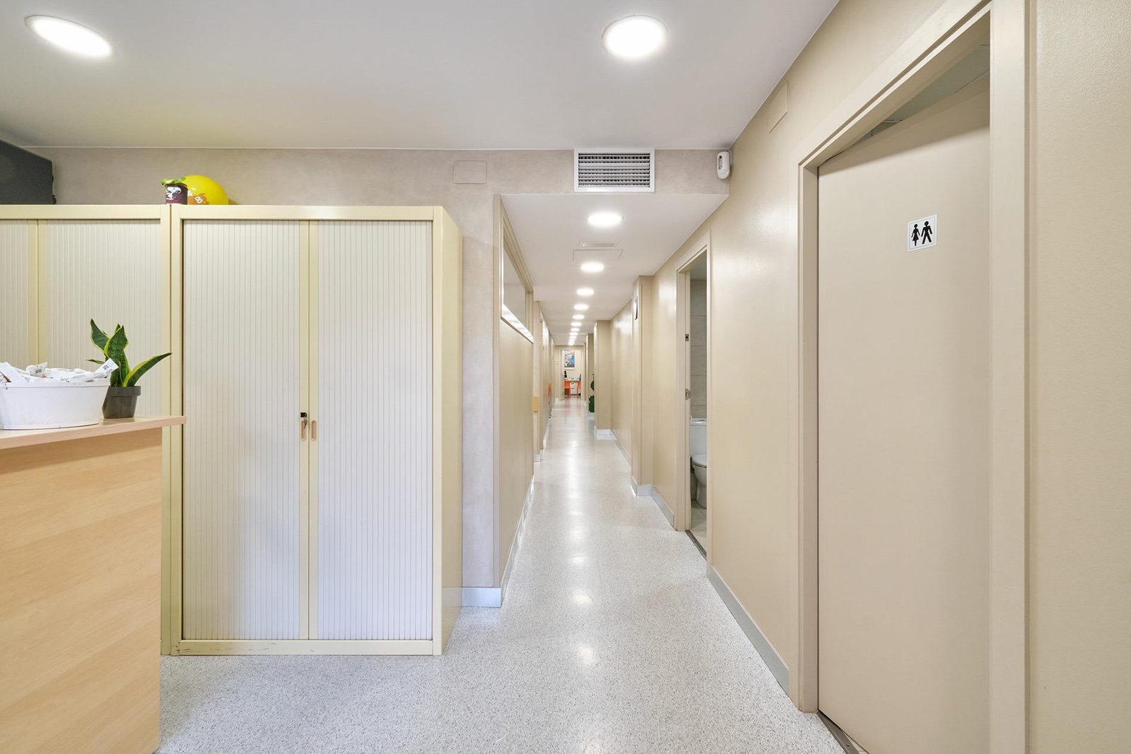 🏢 Amplio local con patio privado en el centro de Vilassar de Mar