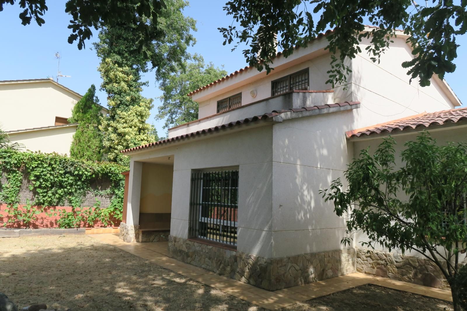 Casa amb jardí i piscina en una de les ubicacions més privilegiades del poble.