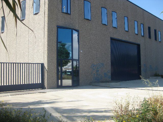 Nau 1000 m2 + 200 m2 d’altell a hospitalet de llobregat